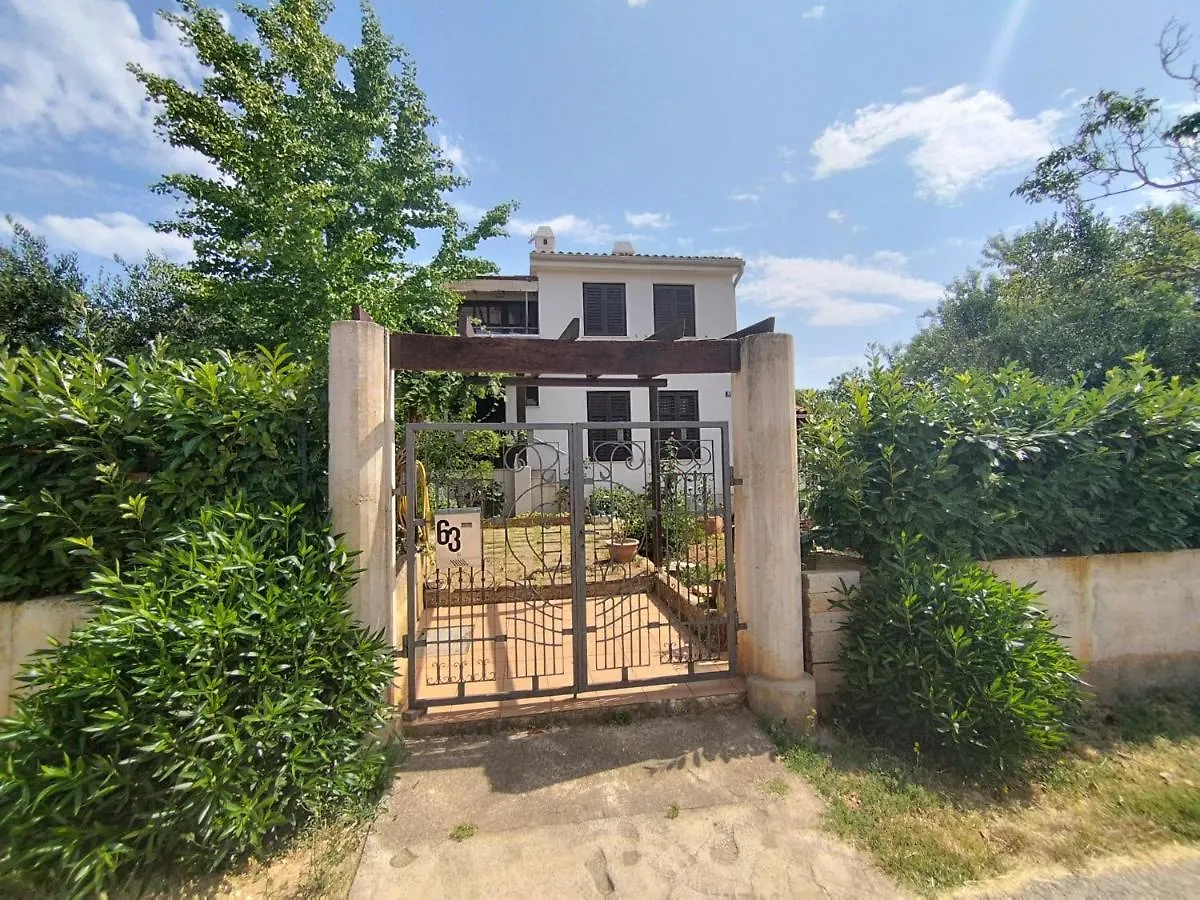 Apartment In Medulin With Garden